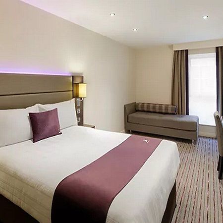 Premier Inn Manchester Чийдъл Екстериор снимка