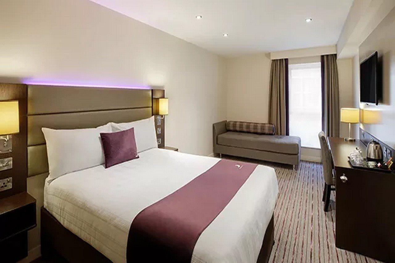 Premier Inn Manchester Чийдъл Екстериор снимка