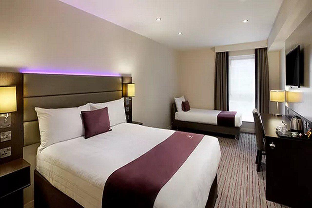 Premier Inn Manchester Чийдъл Екстериор снимка