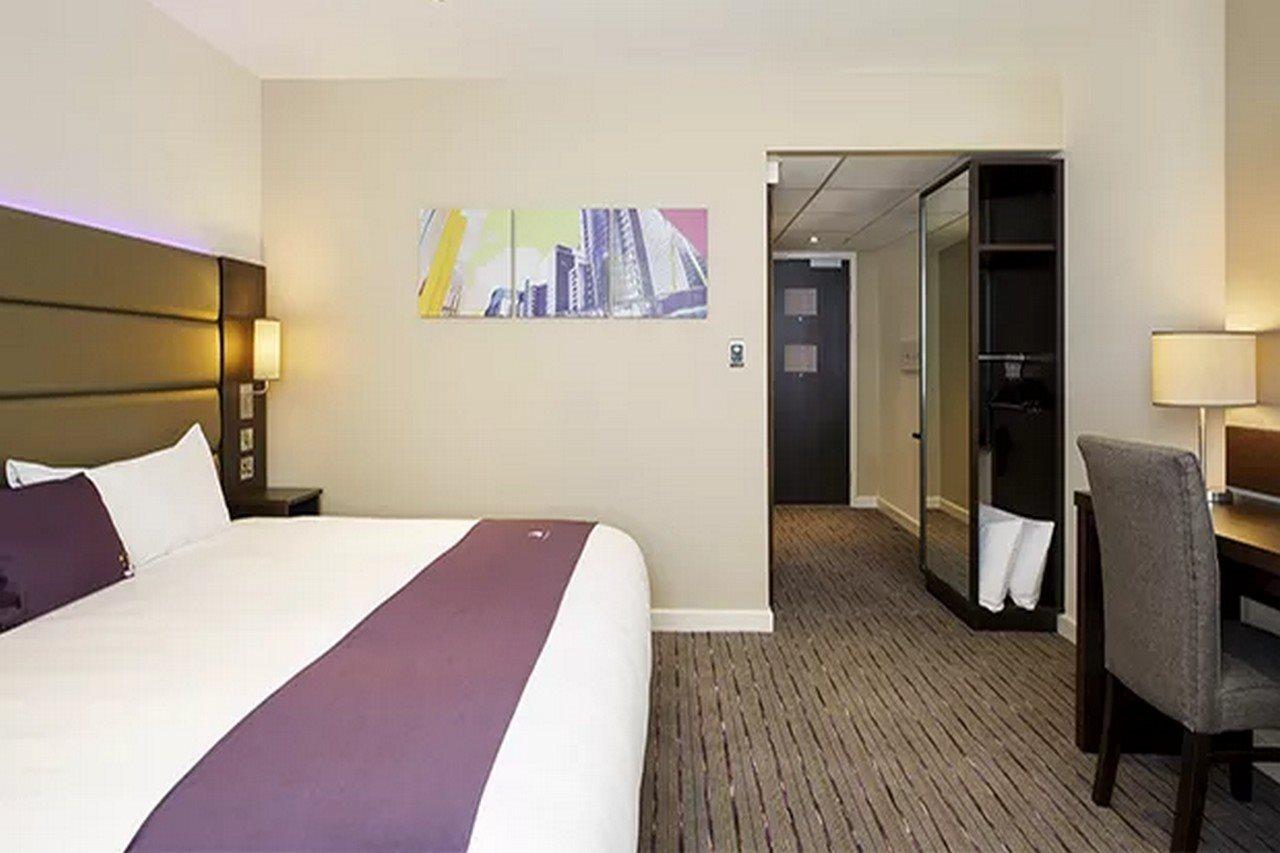 Premier Inn Manchester Чийдъл Екстериор снимка