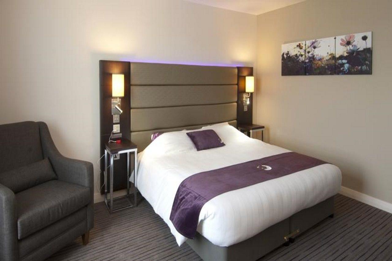 Premier Inn Manchester Чийдъл Екстериор снимка