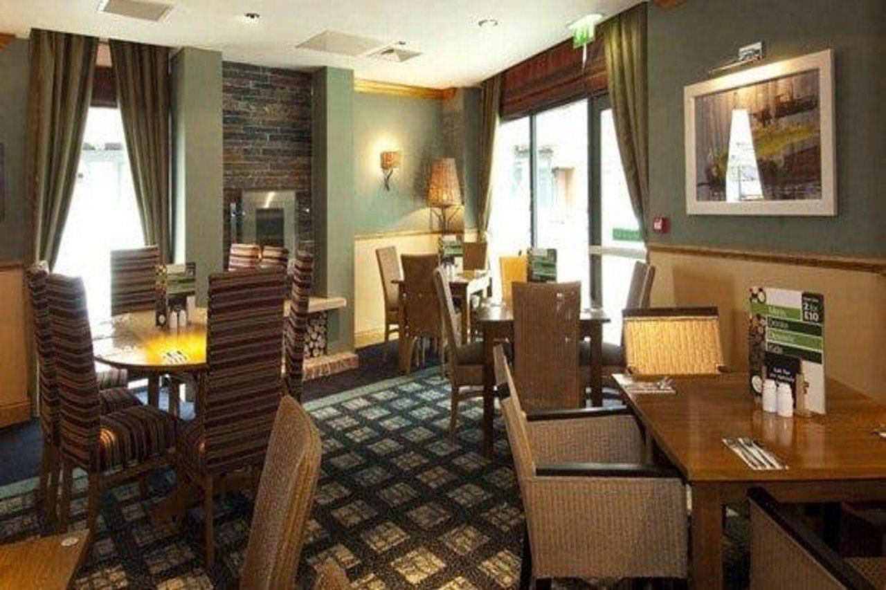 Premier Inn Manchester Чийдъл Екстериор снимка