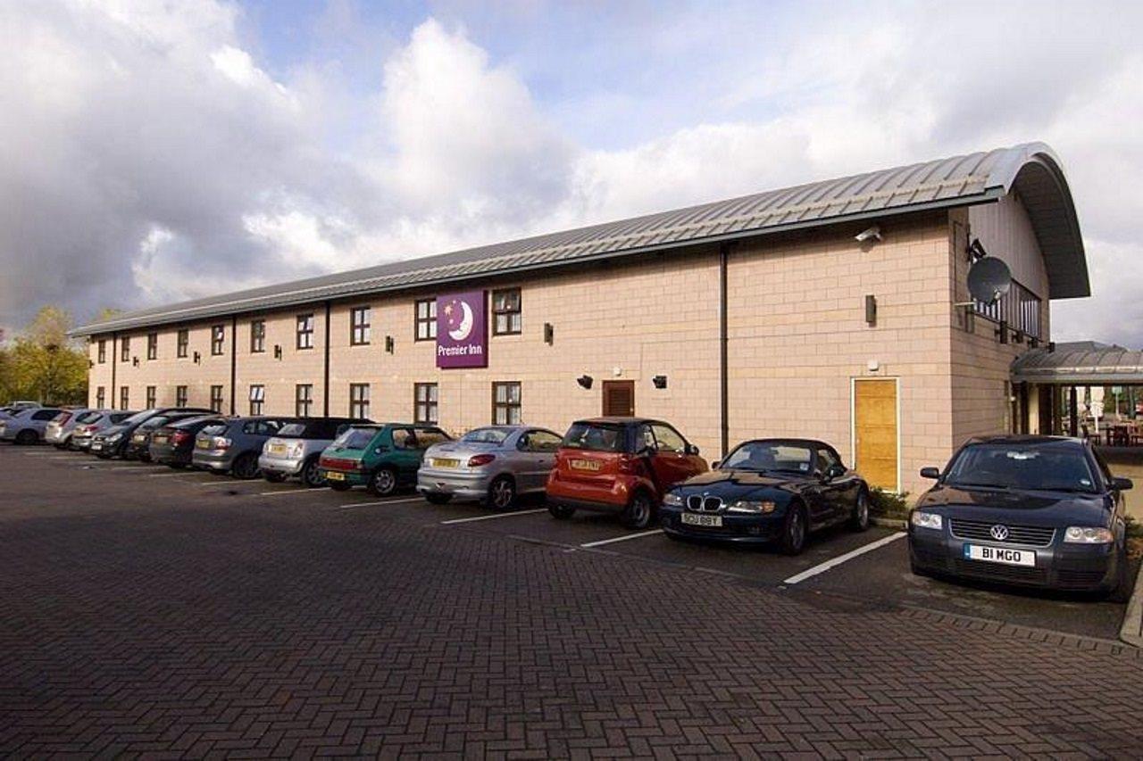 Premier Inn Manchester Чийдъл Екстериор снимка