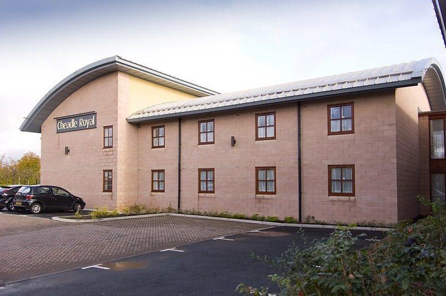 Premier Inn Manchester Чийдъл Екстериор снимка