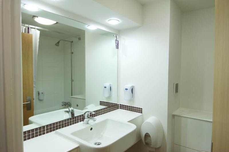 Premier Inn Manchester Чийдъл Екстериор снимка