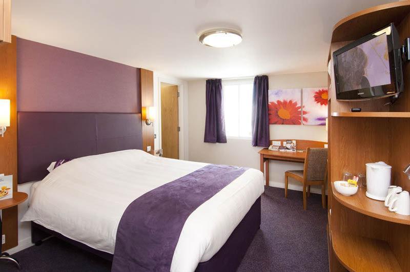 Premier Inn Manchester Чийдъл Екстериор снимка