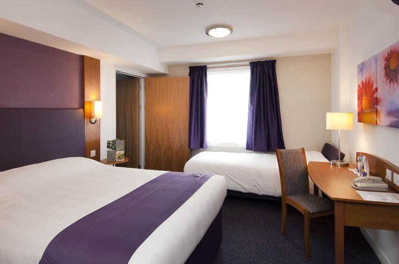 Premier Inn Manchester Чийдъл Екстериор снимка