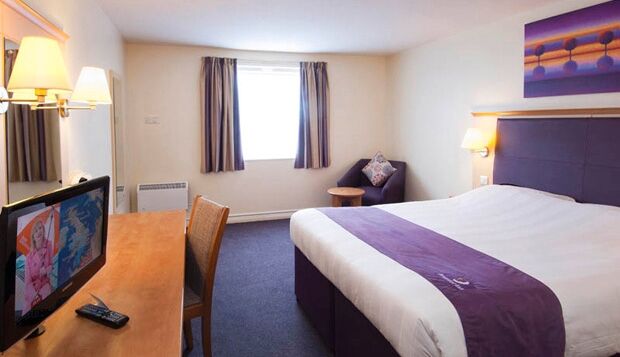 Premier Inn Manchester Чийдъл Екстериор снимка